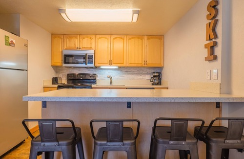 Copper Mountain Village Condo | Cozy Condo Steps from American Eagle Lift with Hot Tub
