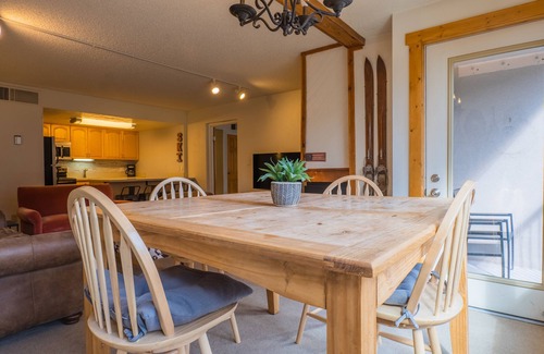 Copper Mountain Village Condo | Cozy Condo Steps from American Eagle Lift with Hot Tub