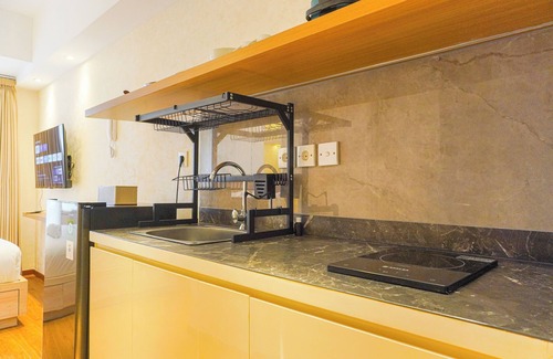 Grogol Utara Apartment | Cozy Riverside Studio with Kitchen & Breakfast in Tokyo