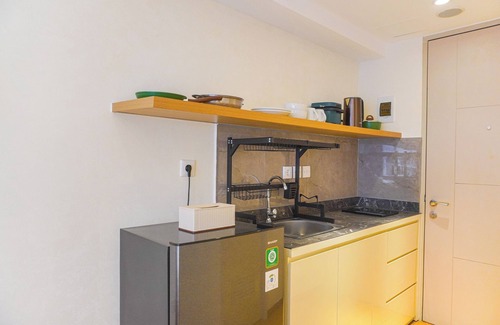 Grogol Utara Apartment | Cozy Riverside Studio with Kitchen & Breakfast in Tokyo