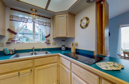 Port Orford House | Pet-Friendly Retreat with Ocean and Mountain Views