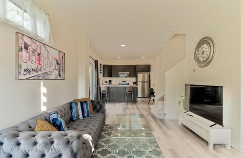 North Central Edmonton House | Inviting Townhouse Perfect for Families in Downtown Edmonton