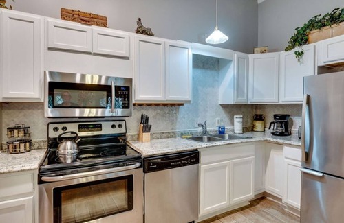 Historic Downtown Savannah Apartment | Relaxing 2BR Retreat in Historic Downtown with Ocean Views