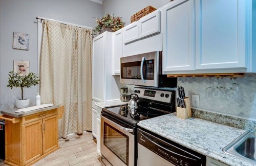 Historic Downtown Savannah Apartment | Relaxing 2BR Retreat in Historic Downtown with Ocean Views