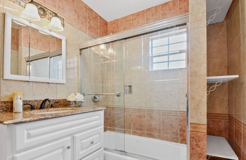 Los Angeles County House | Comfortable Family size home, 20 min away from theme park!
