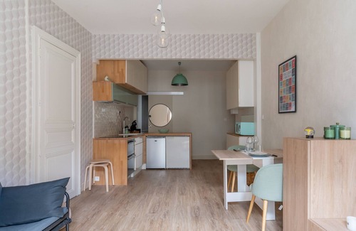 Decre-Cathedrale Apartment | Cozy Flat in Central Nantes with Child-Friendly Amenities