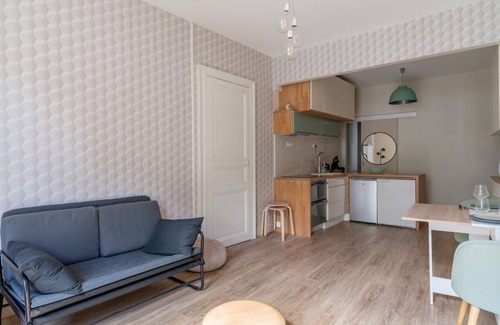 Decre-Cathedrale Apartment | Cozy Flat in Central Nantes with Child-Friendly Amenities