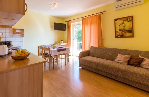 Dramalj Apartment | Comfortable flat with sea view, BBQ area, garden, private car park