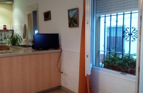 Santa Marina Apartment | Cozy Ground Floor Retreat in Old Helmet with Parking