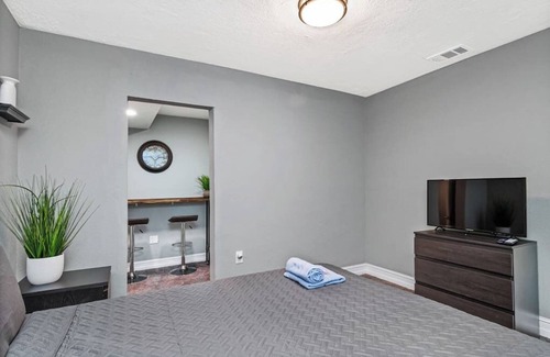 Safety Harbor House | Inviting Guest Suite with Pool and Breakfast in Clearwater