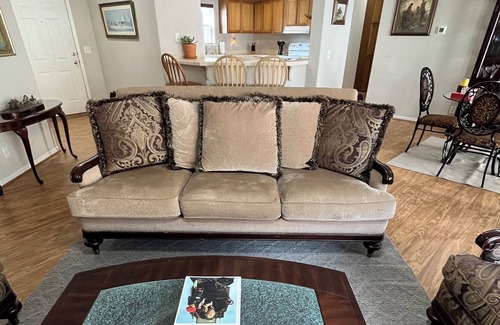 Hunt House | Comfortable Hill country retreat with private fishing pond & front porch swing!