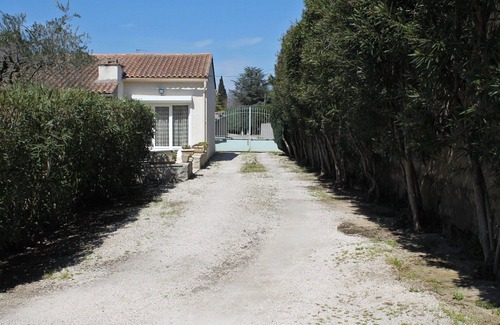 Maillane House | Cozy Holiday Home with Pool in the Heart of Maillane