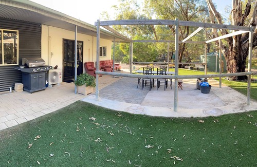 Paisley House | Comfortable holiday home directly across the road from the Murray
