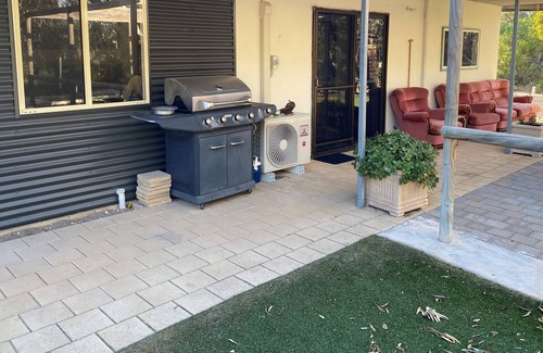 Paisley House | Comfortable holiday home directly across the road from the Murray