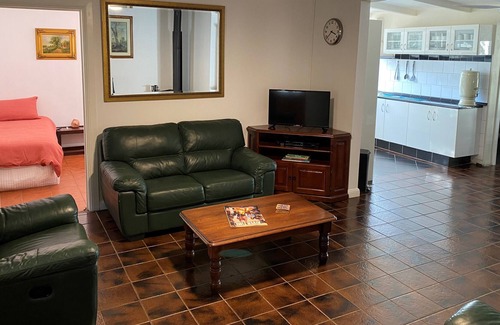 Paisley House | Comfortable holiday home directly across the road from the Murray