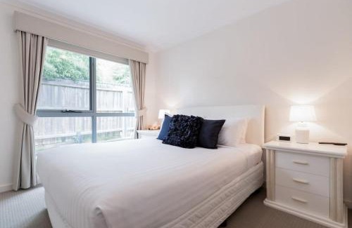 Newnham House | Cozy Retreat 10 Minutes from Town with Free Wifi & Garage