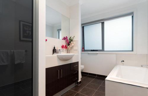 Newnham House | Cozy Retreat 10 Minutes from Town with Free Wifi & Garage