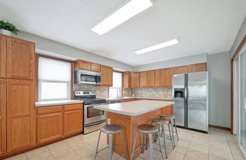 Lincoln House | Comfortable Home Away with Wi-fi + Po