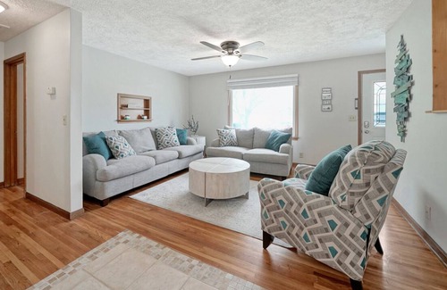 Lincoln House | Comfortable Home Away with Wi-fi + Po