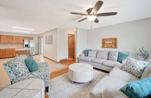 Lincoln House | Comfortable Home Away with Wi-fi + Po