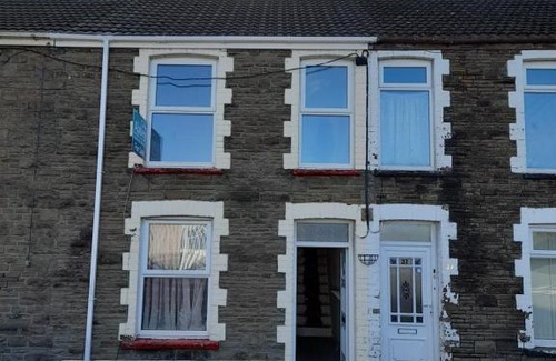 Neath House | Cozy Retreat: Pet & Child Friendly Accommodations Await