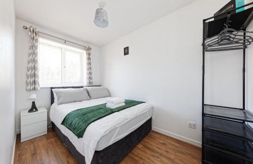 Greenhithe House | Family-Friendly Retreat in Kent with Convenient Parking