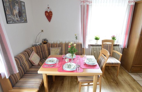 Tettscheid House | Cozy Retreat with Bright Garden and Family-Friendly Amenities