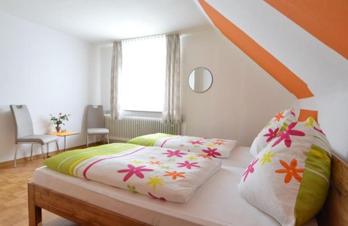 Tettscheid House | Cozy Retreat with Bright Garden and Family-Friendly Amenities