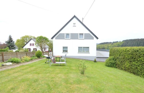 Tettscheid House | Cozy Retreat with Bright Garden and Family-Friendly Amenities