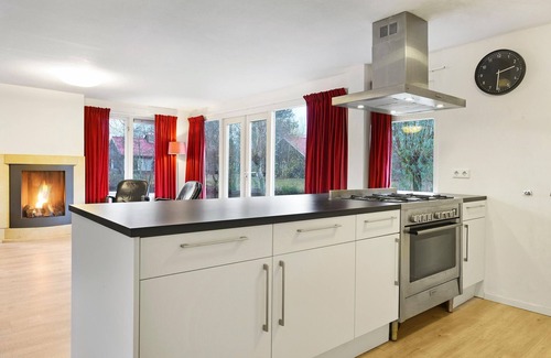 Midlaren House | Relaxing Retreat in a Wooded Holiday Park with Amenities