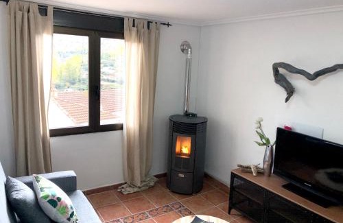 Viguera House | Family-Friendly 3-Bedroom Home with Terrace in Viguera