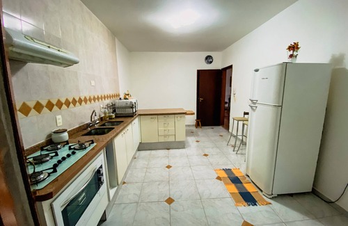 Carapicuiba House | Cozy House with Barbecue, Spa & Pet-Friendly Amenities