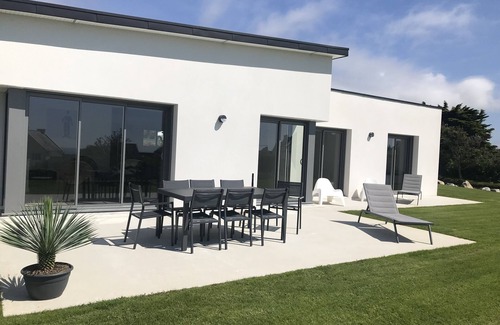 Plouarzel House | Inviting House with Oceanfront Views for 6 Guests