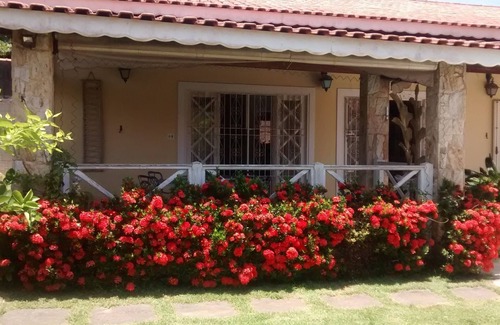 Balneario Florida House | Relaxing Retreat with Pool 100m from the Beach in Peruibe