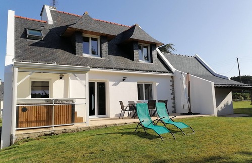 Baden House | Family-Friendly Retreat with Relaxing Jacuzzi Experience