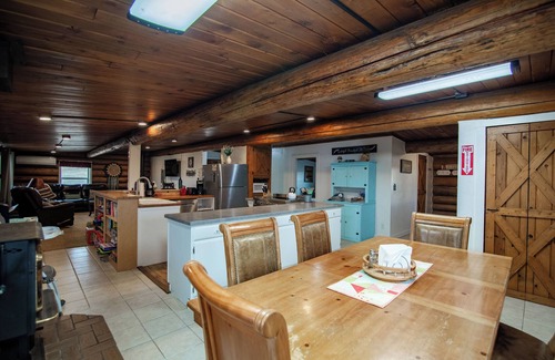 Beach Cabin | Discover Dry Creek Hideaway: Eco-Friendly Retreat with Pool