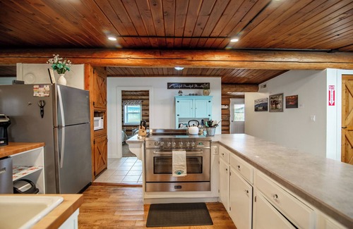 Beach Cabin | Discover Dry Creek Hideaway: Eco-Friendly Retreat with Pool