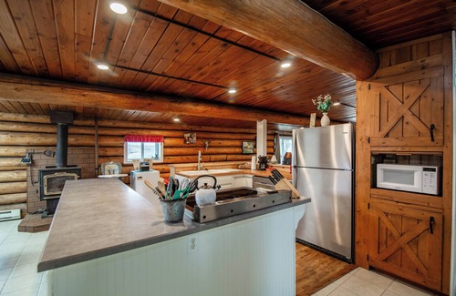 Beach Cabin | Discover Dry Creek Hideaway: Eco-Friendly Retreat with Pool