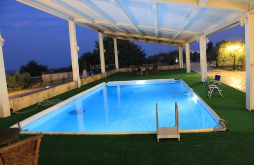 Casa Papa House | Cozy Farmhouse Retreat with Pool and Family Amenities