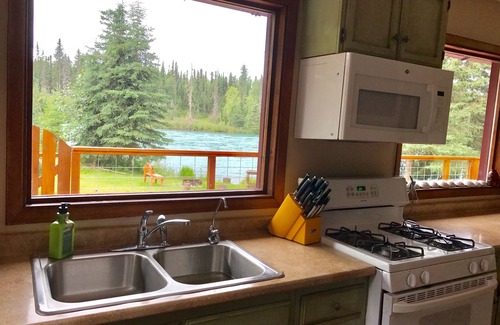Sterling House | Top-Rated Kenai River Cabin with Breakfast & Kitchen Amenities