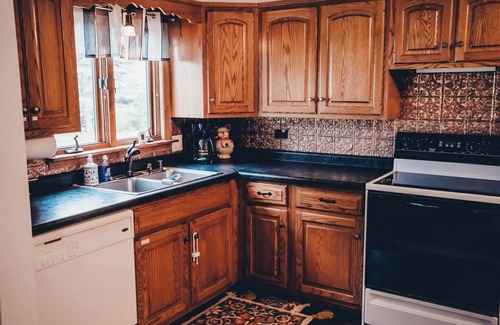 Wautoma House | Family-Friendly Lake House with Pool and Spa Amenities