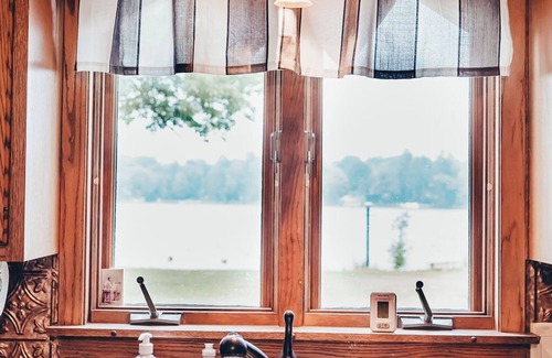 Wautoma House | Family-Friendly Lake House with Pool and Spa Amenities