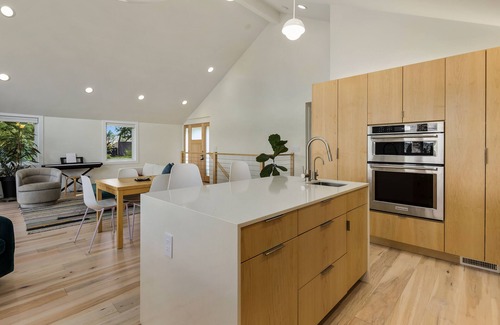 Seattle Metro Area House | Inviting Lake-View Retreat for Families in Seattle