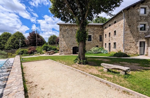 Lapte Cottage | Gite Lapte: Ideal Getaway with Pool and Spa Amenities
