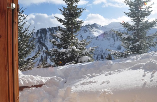 Val d'Illiez Ski Chalet | Cozy Chalet Retreat with Hot Tub & Ocean Views, Rated 10/10