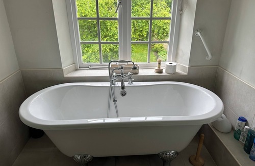 Pottersbury House | Relaxing Retreat with Pool & Gym Near Silverstone Circuit
