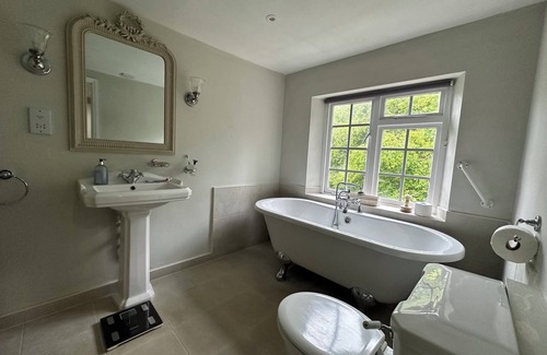 Pottersbury House | Relaxing Retreat with Pool & Gym Near Silverstone Circuit
