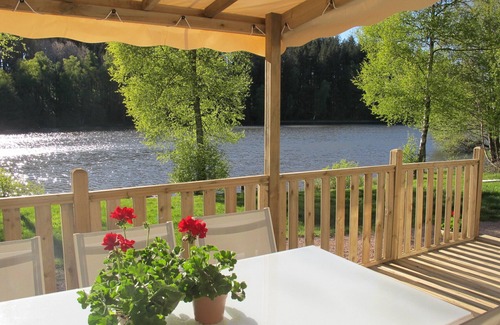 Moux-en-Morvan House | Cozy Mobile Home with Terrace by Scenic Fishing Ponds