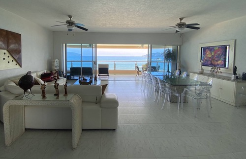 Costera Acapulco Apartment | Beachfront Apartment in Acapulco with Ocean View & Pool