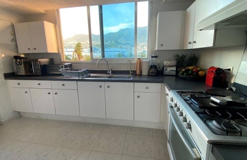 Costera Acapulco Apartment | Beachfront Apartment in Acapulco with Ocean View & Pool